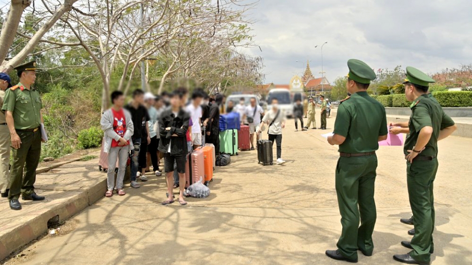 Vietnam receives 40 citizens repatriated from Cambodia